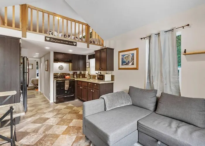 Cozy Tiny Home Steps Away From Mt. Rainier