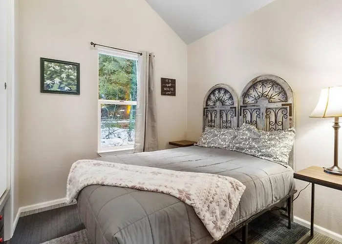 Cozy Tiny Home Steps Away From Mt. Rainier