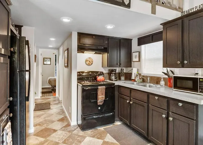 Cozy Tiny Home Steps Away From Mt. Rainier